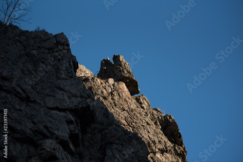 Quarzit Felswand der Bruchhauser Steine vor blauem Himmel in Herbstsonne