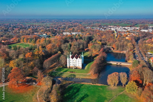 Ahrensburg. Schloss Ahrensburg mit Schlosspark und Wassergraben, Ahrensburger Schloss
