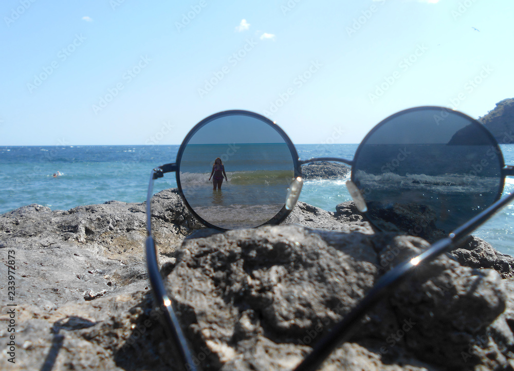 Obraz premium beautiful landscape in double exposure, glasses on the shore of the blue sea on a summer day