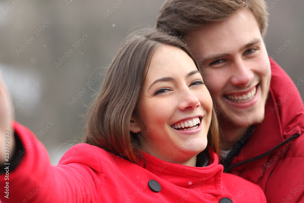 Obraz premium Happy couple with perfect smile taking selfies