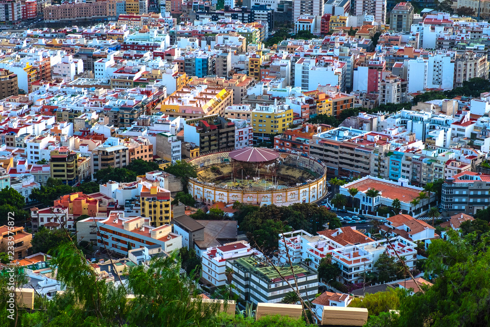 Naklejka premium From Los Campitos is about 10 minutes walk to the Mirador (viewpoint) To Guapo. From there you can see perfectly in the city center of Santa Cruz. Good to see the ruins of the bullring.
