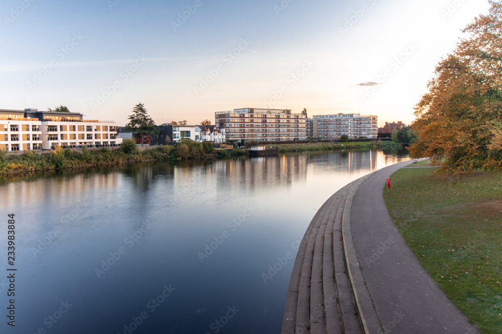 Obraz premium Long Exposure Image of Victoria Embankment in Nottingham,UK during sunset in autumn