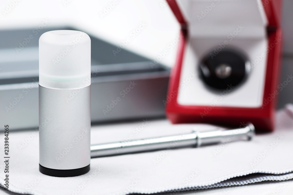 Loose Diamond In Case With Inspection Kit, Including Viewing Scope, Tweezers, And Box Loose Diamond In Case With Inspection Kit, Including Viewing Scope, Tweezers, And Box