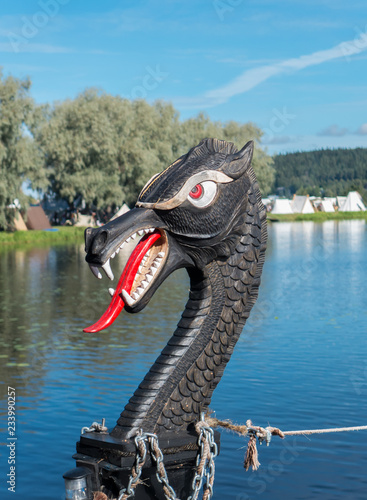 Fotografía Wooden dragon head at a ship head