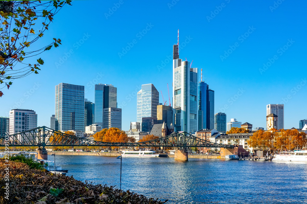 Obraz premium Mainufer und Skyline Frankfurt