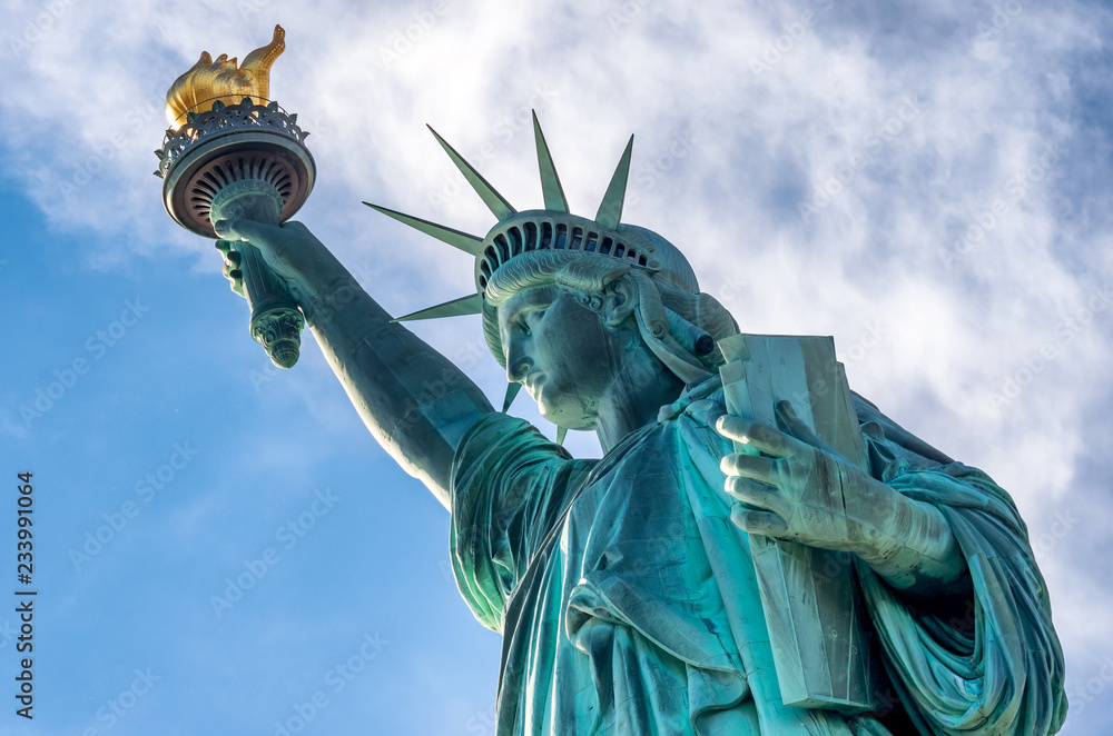 Fototapeta premium Statua Wolności przeciw błękitne niebo w Nowym Jorku