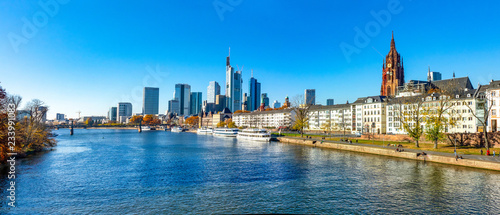 Mainufer und Skyline Frankfurt photo