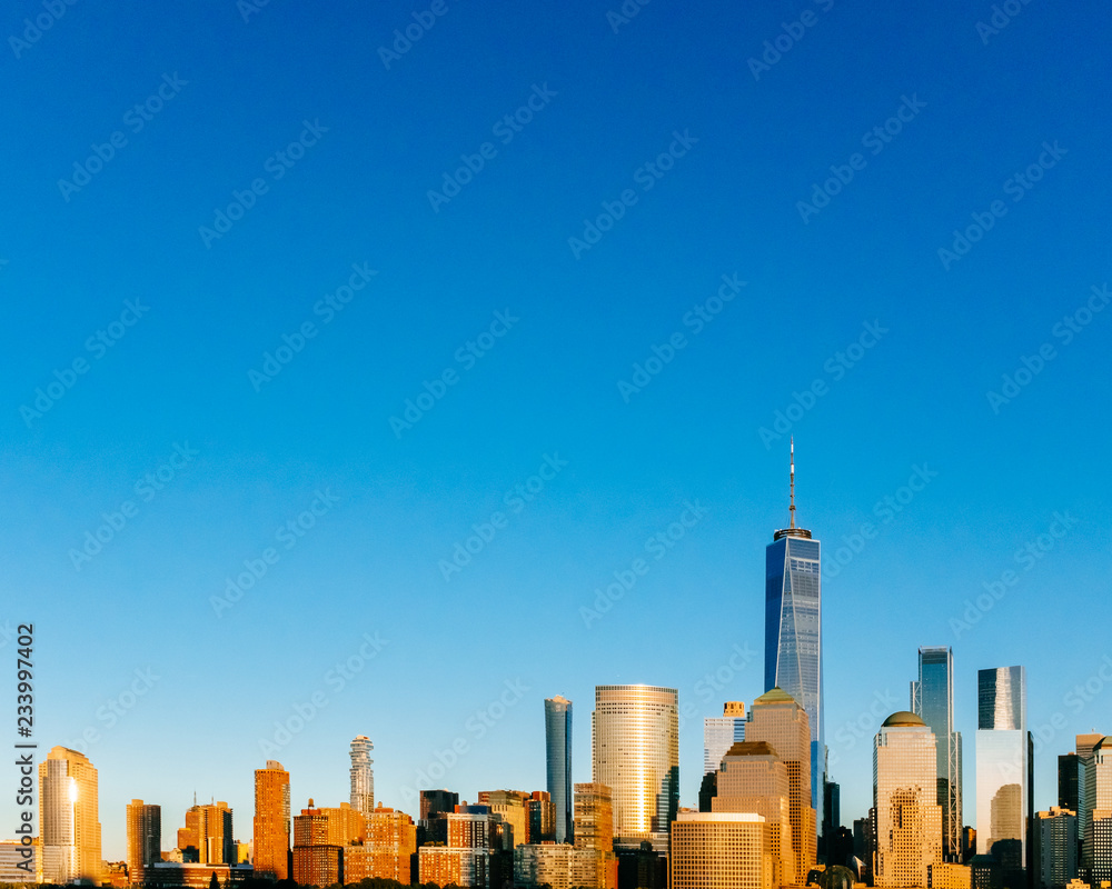 Fototapeta premium Skyline of downtown Manhattan under blue sky, at sunset, in New York City, USA