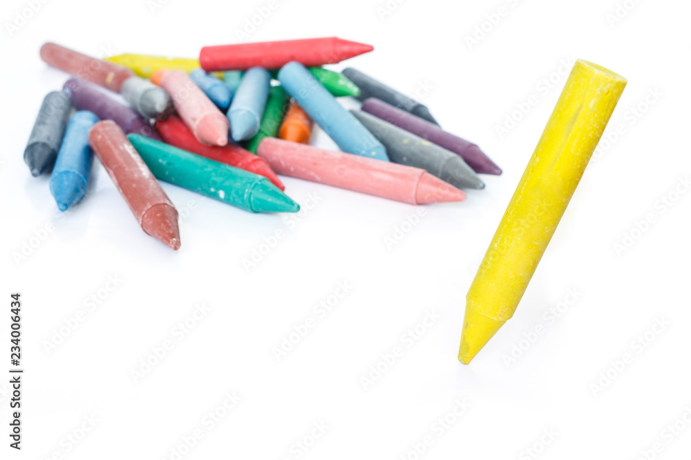 crayon multicolored circle in a row.