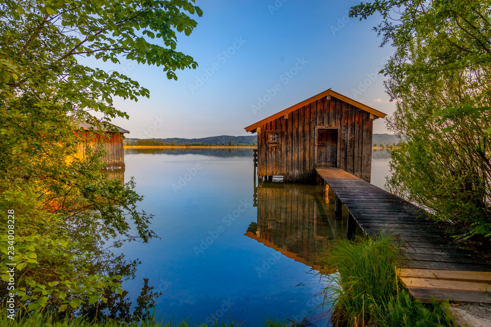 Obraz premium Alpenlandschaft mit See und Bootshaus