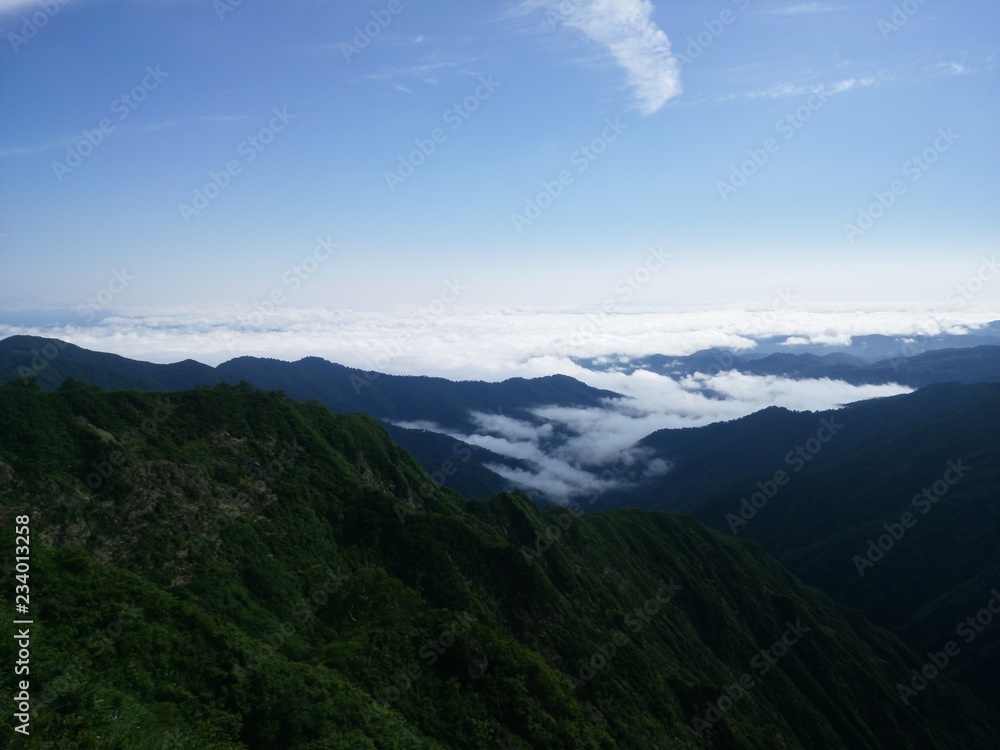 山肌　雲　日本