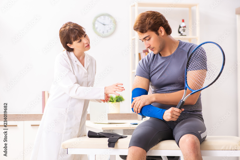 Fototapeta premium Young tennis player visiting doctor traumatologist