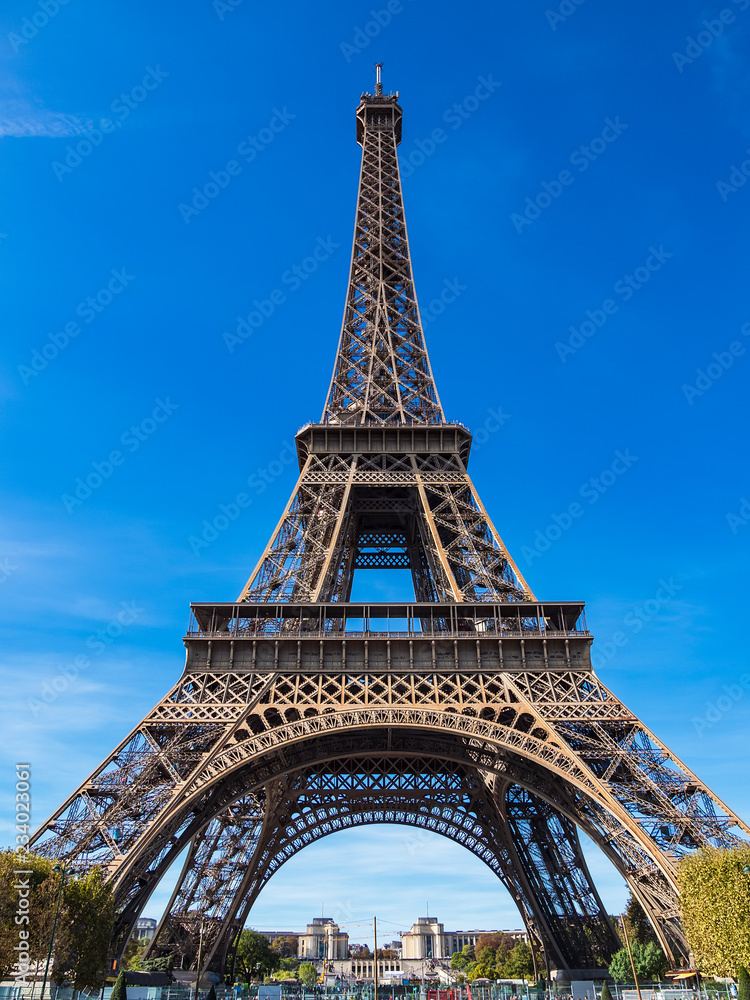 Blick auf den Eiffelturm in Paris, Frankreich