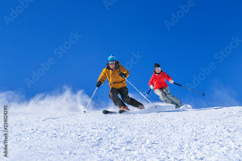 auf perfekter Piste gemeinsam skilaufen 