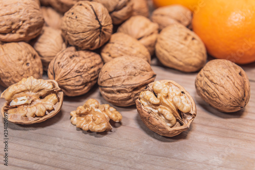 Nüsse mit Mandarine im Hintergrund