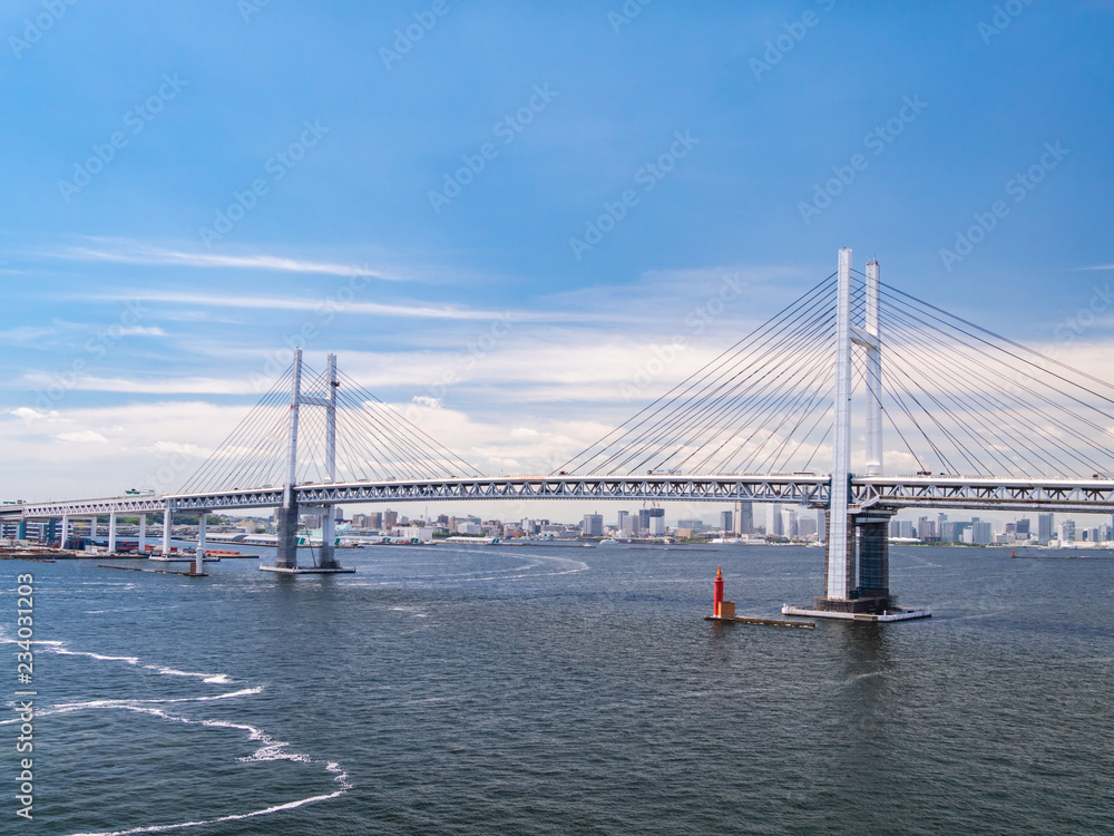 Fototapeta premium 神奈川県 横浜市 ベイブリッジ 横浜港