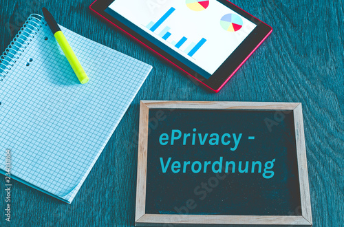 Tafel mit Aufschrift e-Privacy-Verordnung ePVO in englisch E-Privacy-Regulation Block und Vorhängeschloss in cooler blauer Optik
