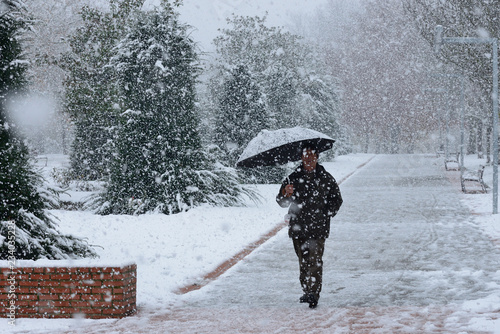 VITORIA-GASTEIZ, the basque country, Spain. .TEMPORAL DE NIEVE Y FRIO, LA CIUDAD BAJO UNA CAPA DE NIEVE.DISFRUTANDO DE LA NIEVE EN EL PARQUE DE aranbizkarra
