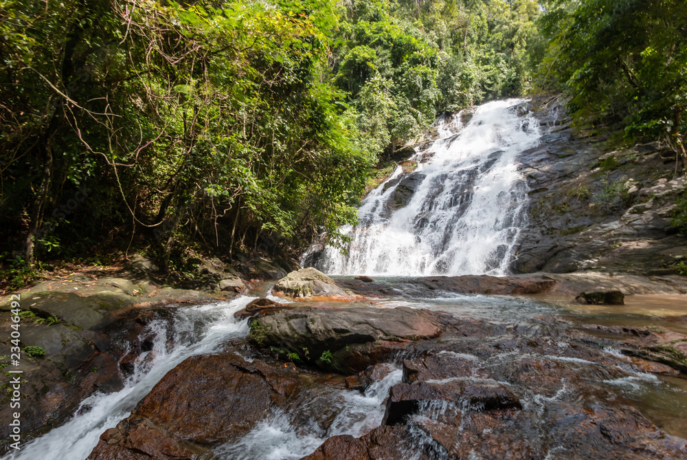 Obraz premium Beautiful waterfall flowing through a tropical rain forest in Thailand (Ton Prai, Lam Ru, Thailand)