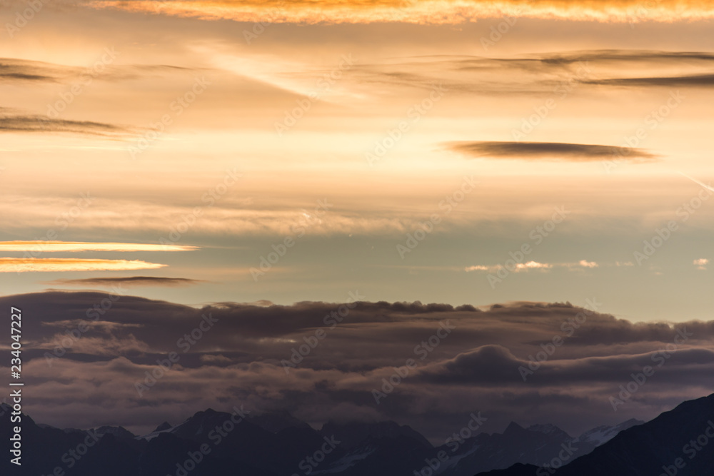 Die wunderbare Bergwelt des Wallis im Herbst 