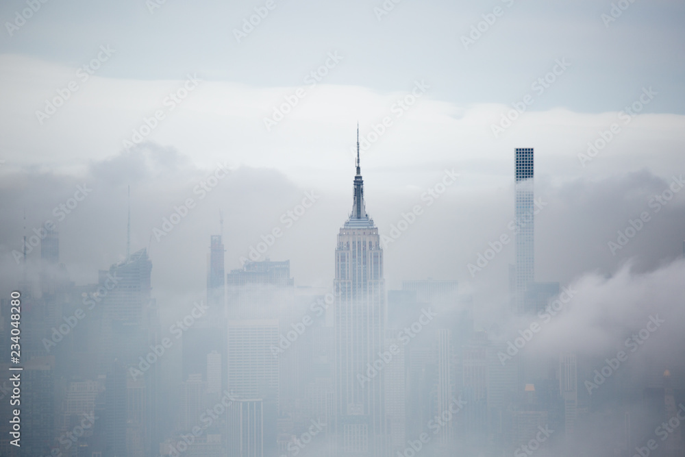 Naklejka premium Nowojorskie drapacze chmur we mgle