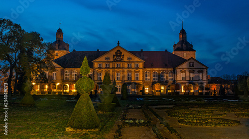 Obraz na płótnie Schloss Hundisburg zur Blauen Stunde 1 w salonie