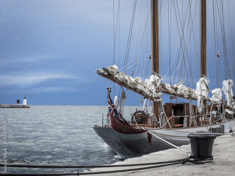 Obraz premium old ship in port