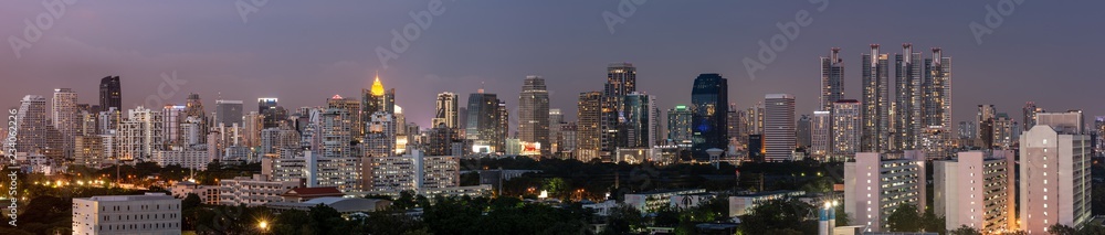 Obraz premium bangkok panorama widok na budynek i nocny bazar Suan Lum w Bangkoku w Tajlandii