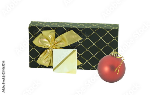 Presente de natal embrulhado em papel de fantasia preto e dourado com laço dourado um cartão de dedicatória e uma bola de natal vermelha ao lado photo