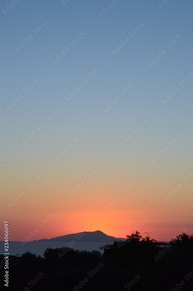 Tramonti, sole e nuvole Tramonti, sole e nuvole