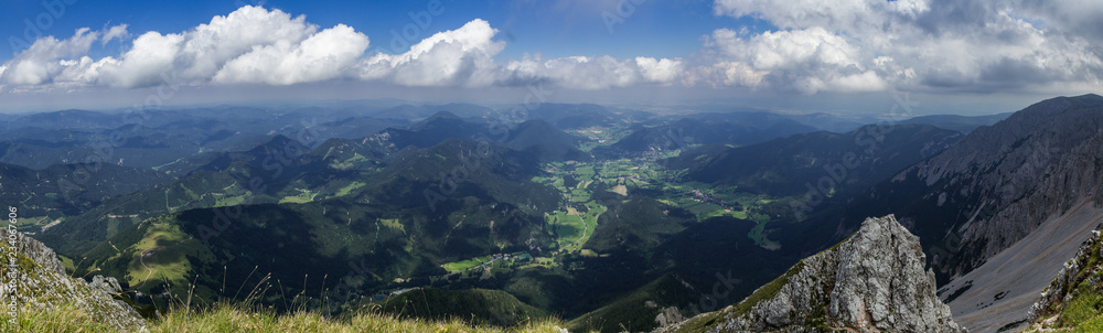 Obraz premium The corner of the cliff and view on the valley