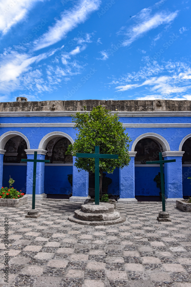Obraz premium Arequipa, Peru - October 7, 2018: Interior courtyards of the Monastery of Santa Catalina de Siena, a UNESCO world heritage site