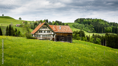 Bauern / Farmhaus in den Schweizer Alpen © Blackforest.click