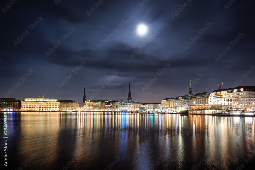 Hamburg nocą w świetle księżyca widok woda