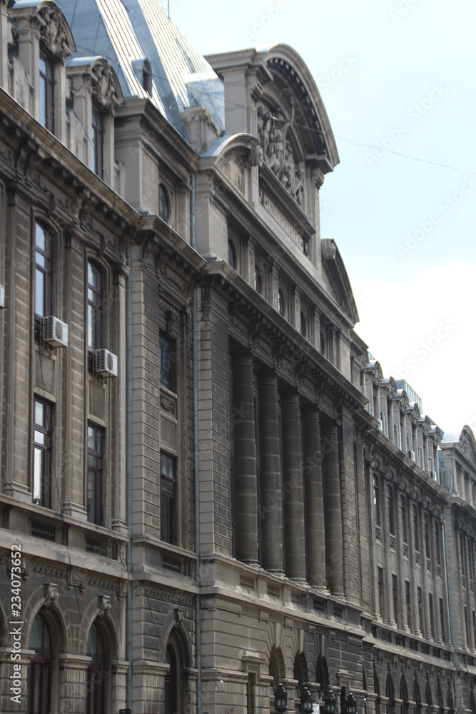 Obraz premium Old houses and their details in ancient Bucharest. Old architecture. Today's shooting