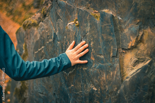 Fotografía woman touching stone wall