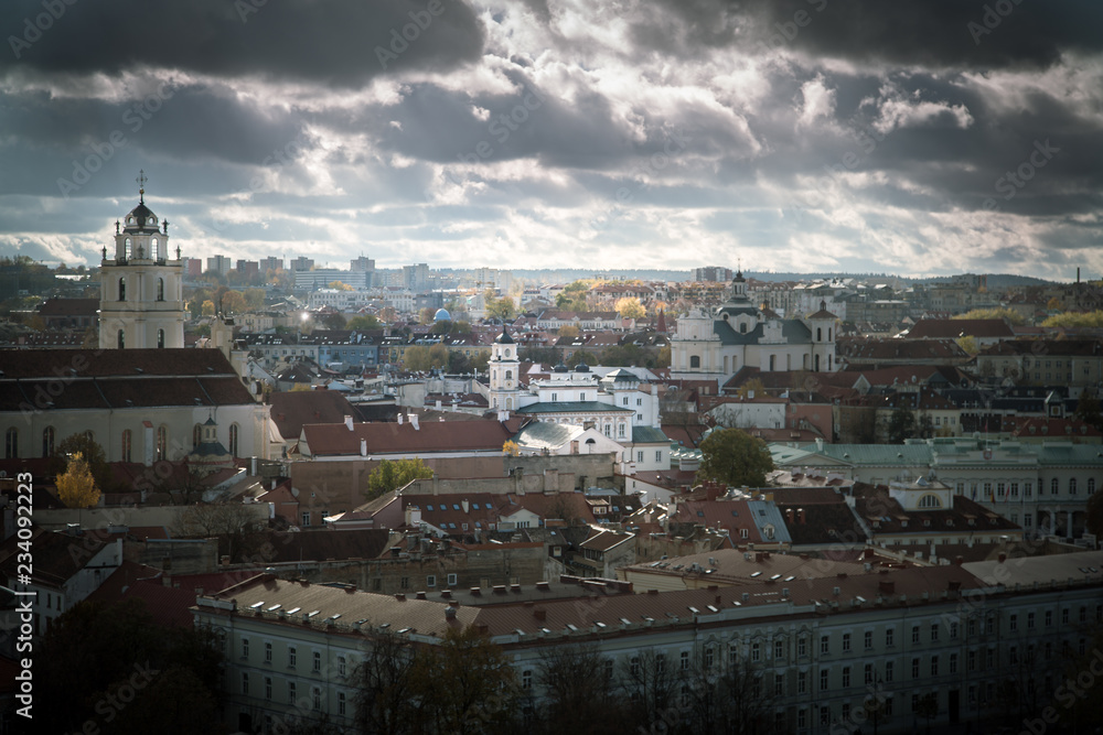 Die Altstadt von Vilnius in Litauen unter einem dramatischen bewölktem Himmel