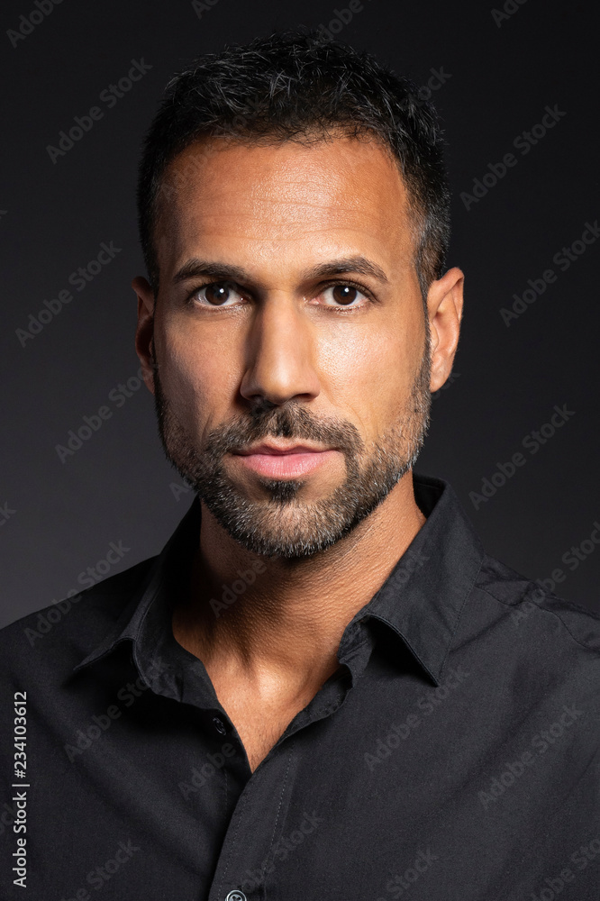 Mann mit Bart und schwarzem Hemd, Portrait Mann mit Bart und schwarzem Hemd, Portrait