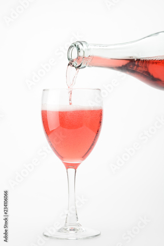 Quadro su tela Vertiendo vino rosado lambrusco en una copa sobre fondo blanco