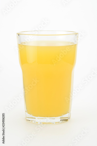 Zumo de naranja en un vaso