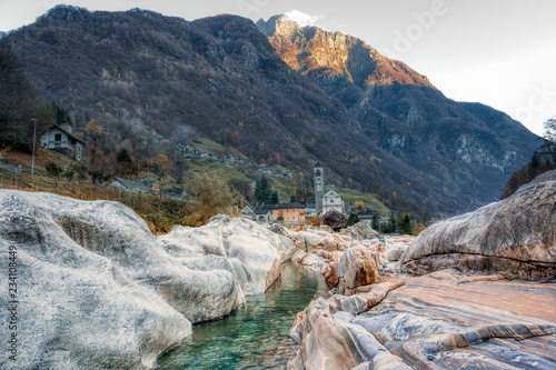 Paesino alpino accanto un corso d'acqua photo