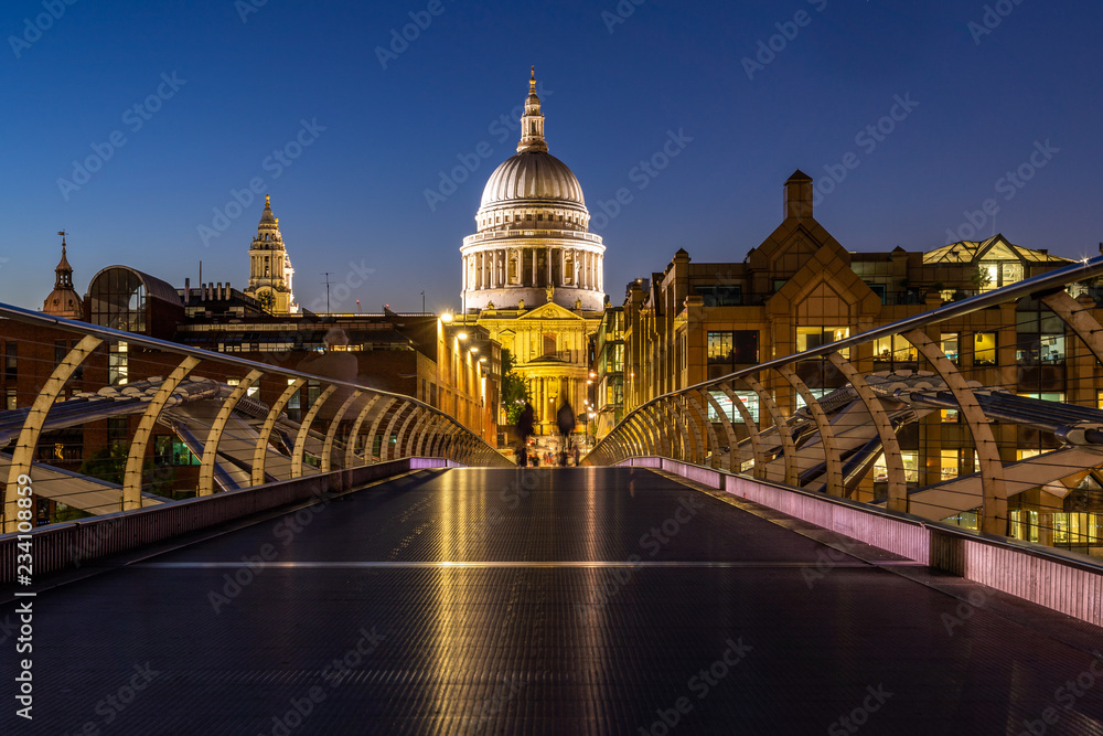 Fototapeta premium St paul cathedral with millennium bridge
