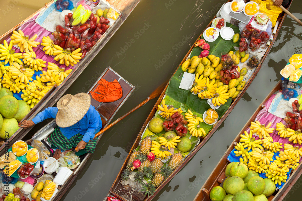 Naklejka premium pływający targ tajlandia bangkok