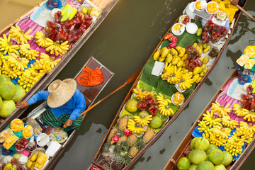 Keuken achterwand Bangkok Drijvende markt in Bangkok  © izzetugutmen