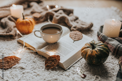 Jesienna kompozycja, kawa, książki i dynie