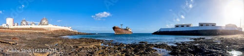 ship wreck in port lanzarote © Jan