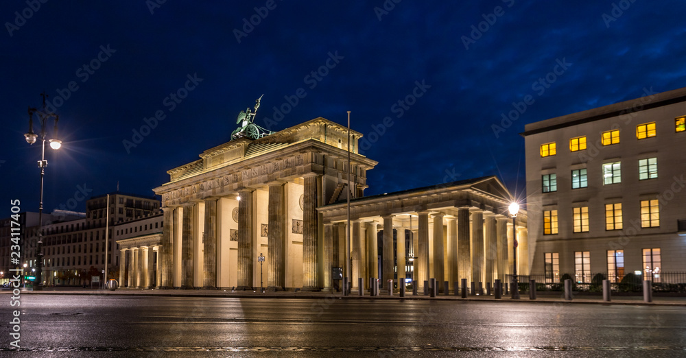 Obraz premium Beleuchtetes Wahrzeichen von Berlin bei Nacht