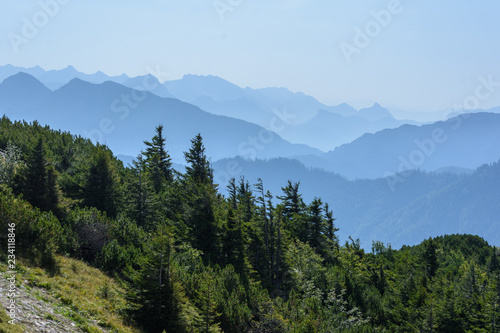 Blick in die Chiemgauer Alpen vom Hochfelln im Sommer nach Osten