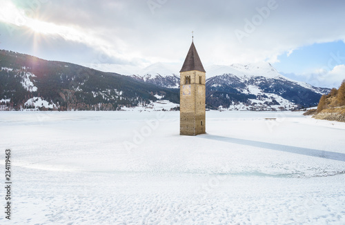 Versunkene Kirche im Reschensee photo