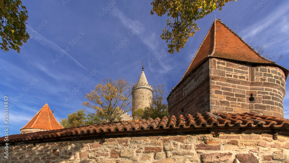 Burgmauer Leuchtenburg bei Kahla im Herbst